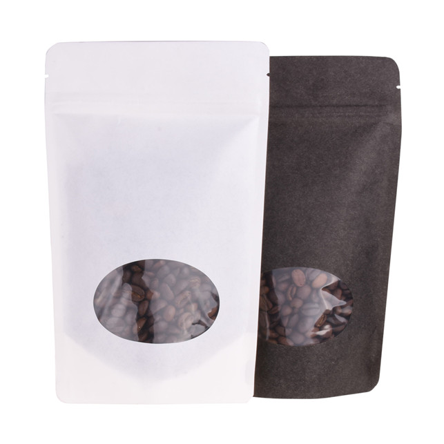 Leere Kaffeebeutel aus kompostierbarem Lagermaterial mit Etikett