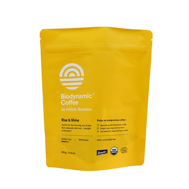 Erneuerbarer Plastikkaffee in gelbem Paket