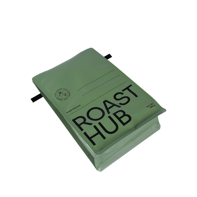 Leere Plastikkaffeetaschen im Schüttgut Zwickel mit Reißverschluss