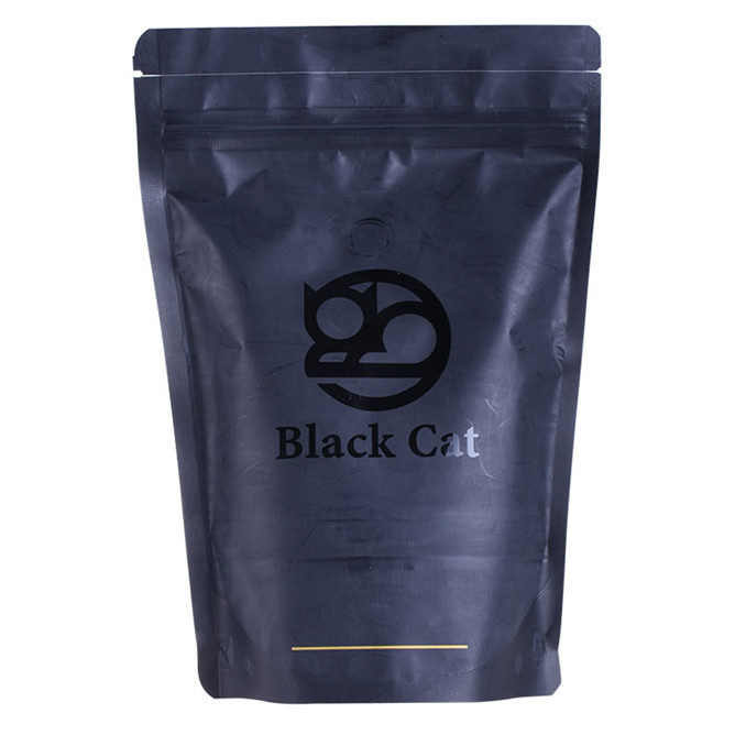 Schwarze geröstete Kaffeeverpacktaschen machen mit Ventil